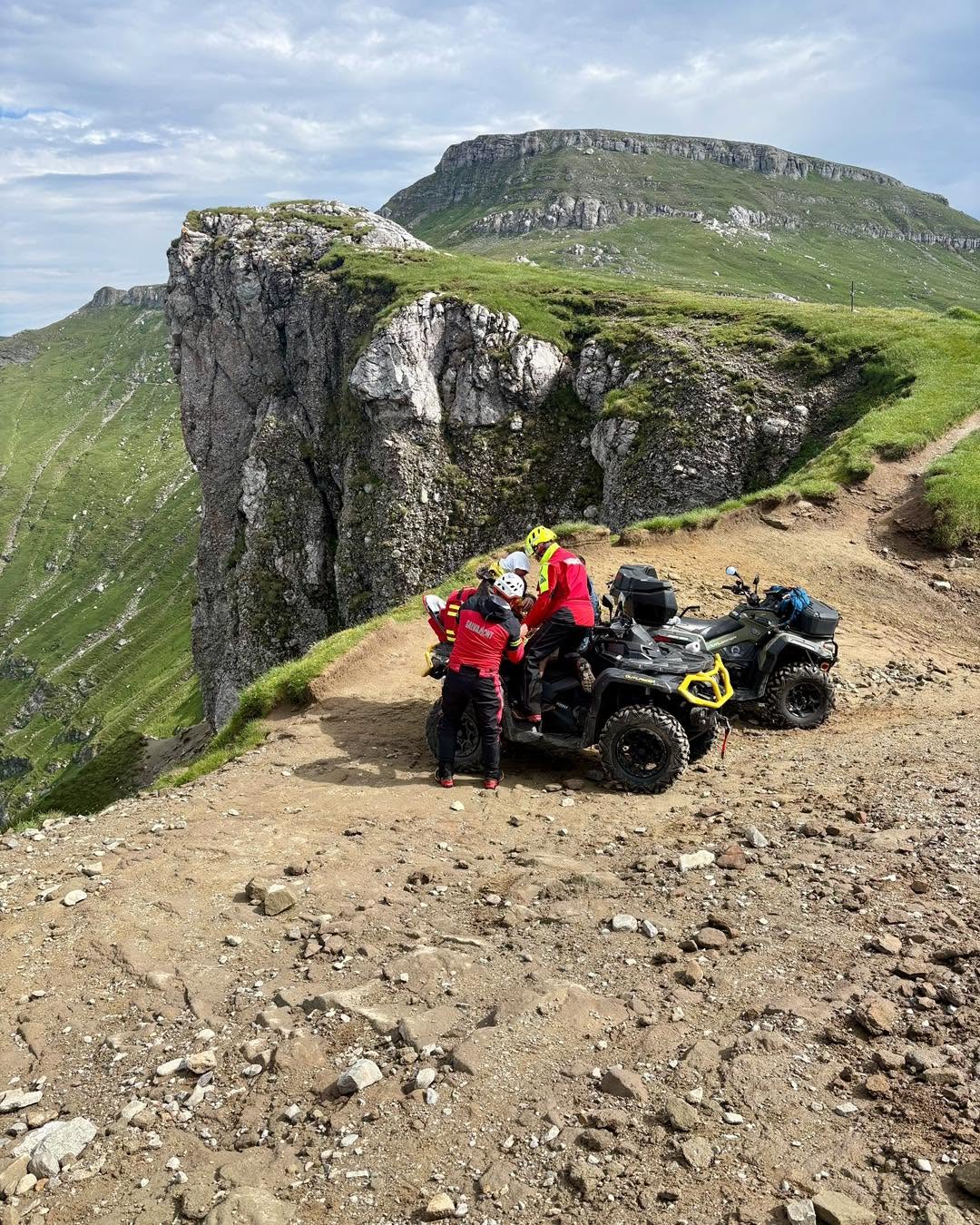 You are currently viewing Practicant de mountain bike, rănit în Masivul Bucegi. Intervenție comună a salvamontiștilor din Dâmbovița și Prahova