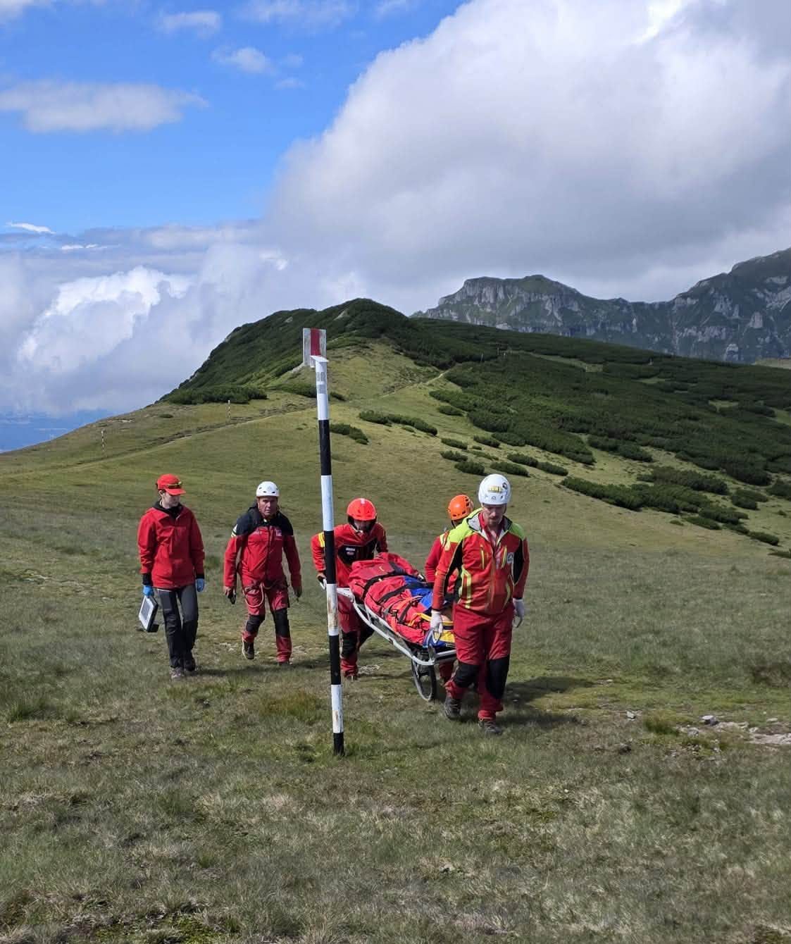 You are currently viewing Trei intervenții într-o singură zi pentru Salvamont Dâmbovița. Un turist și-a pierdut viața pe traseul Babele – Peștera
