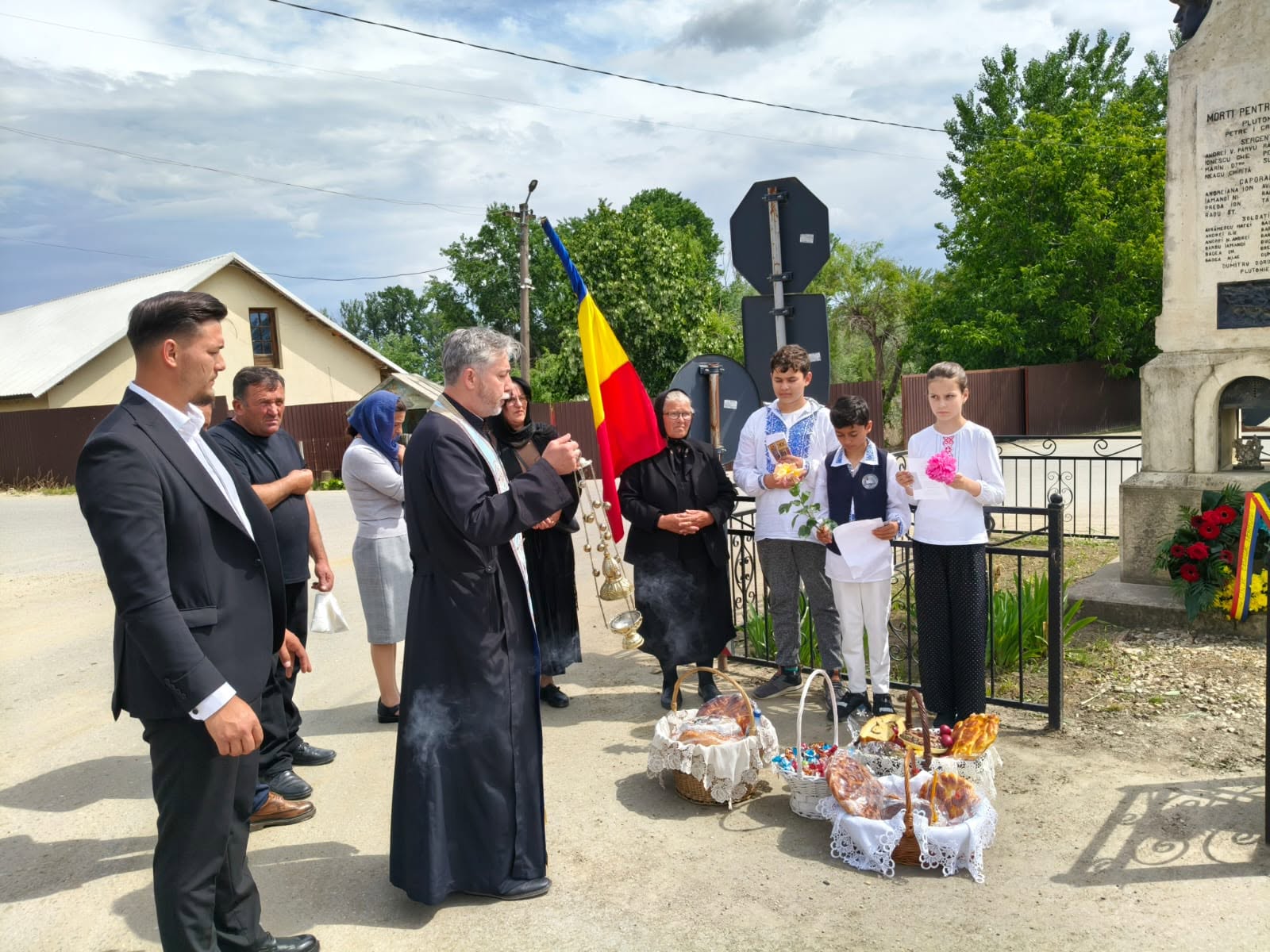 You are currently viewing Zilele Comunei Lungulețu debutează cu un moment de rugăciune și sfințirea unei cruci monumentale