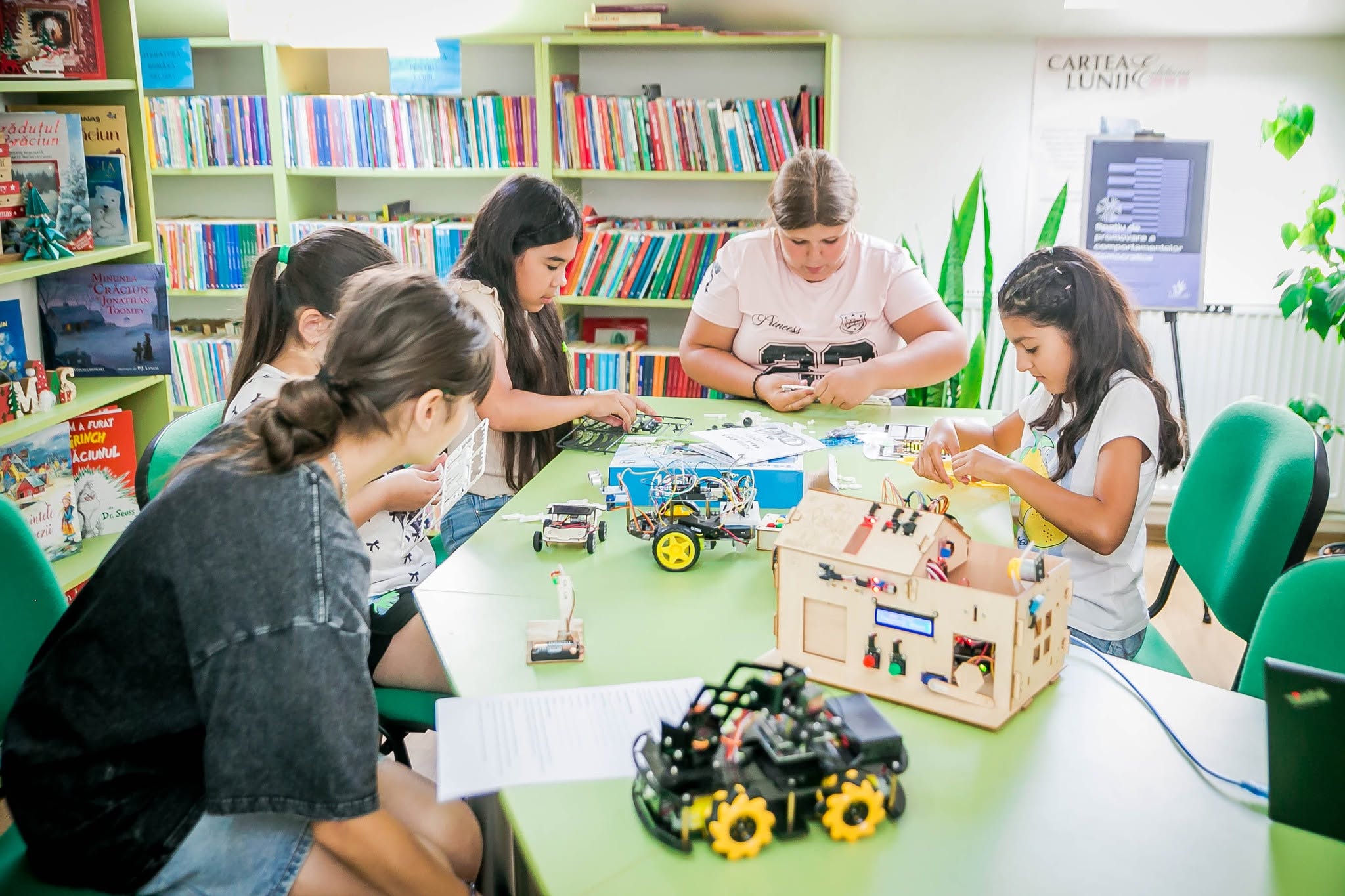 You are currently viewing Atelier de robotică pentru copii, organizat la Titu. Biblioteca a primit o imprimantă 3D și kituri de robotică