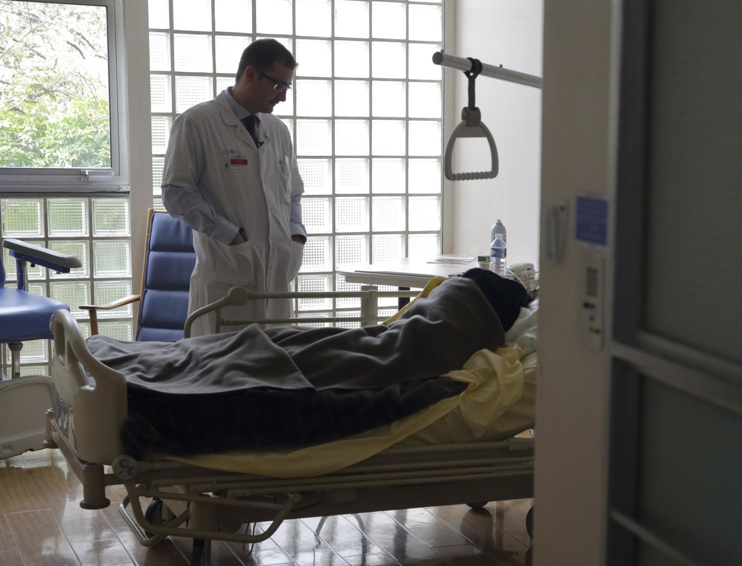 You are currently viewing Franța a adoptat legea care permite adulților bolnavi incurabili dreptul la moarte asistată