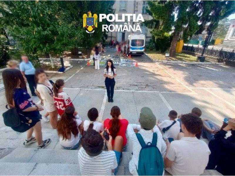You are currently viewing ACTIVITĂȚI EDUCATIVE DESFĂȘURATE DE POLIȚIȘTII DÂMBOVIȚENI!