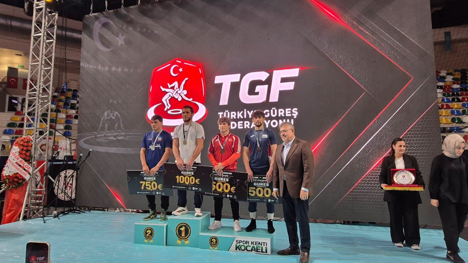 You are currently viewing Bronz valoros pentru România! Luptătorul Marian Subțirică a urcat pe podium în Turcia la un puternic turneu internațional