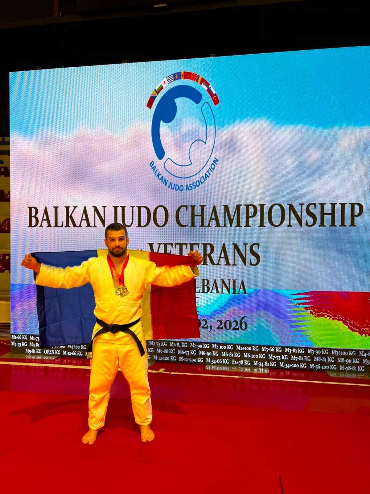 You are currently viewing Dublu titlu balcanic pentru CSM Târgoviște! Dragoș Gogu a strălucit la Campionatul Balcanic de judo