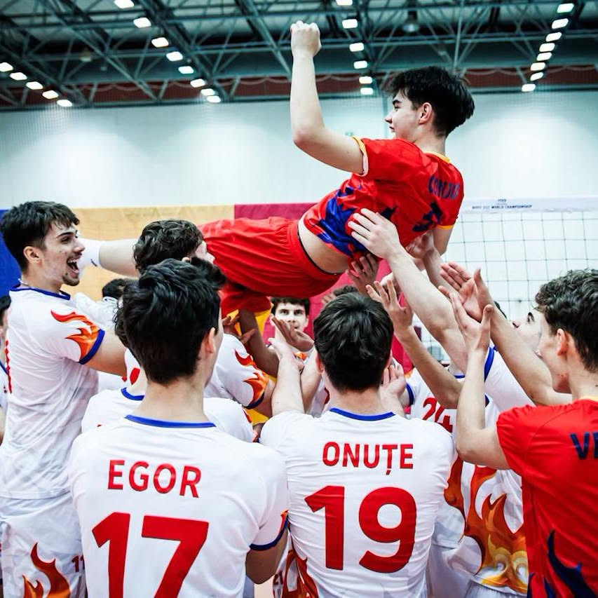 You are currently viewing Performanță extraordinară pentru tinerii tricolori! România este în sferturile de finală ale Campionatului Mondial U17 de volei de la Doha