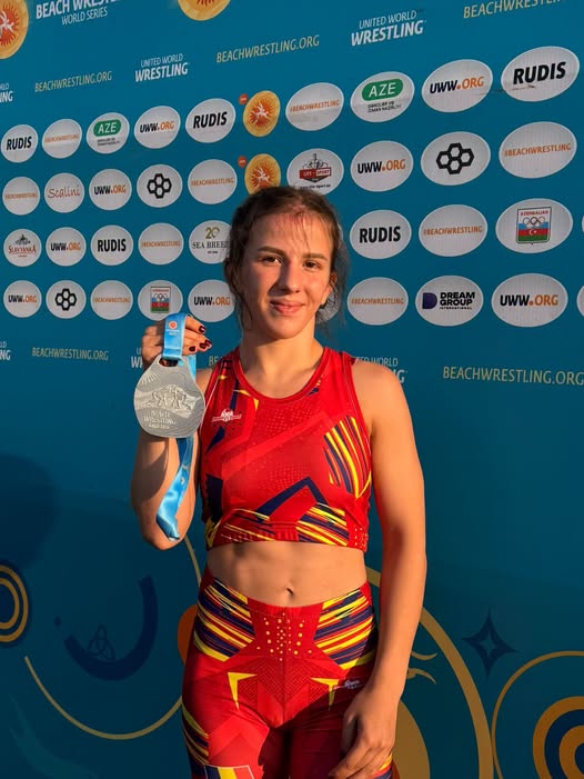 You are currently viewing Medalie de argint pentru luptătoarea Ana Maria Rotaru la Baku! Ambițioasa sportivă a terminat pe locul 2 etapa a 4-a a Beach Wrestling World Series
