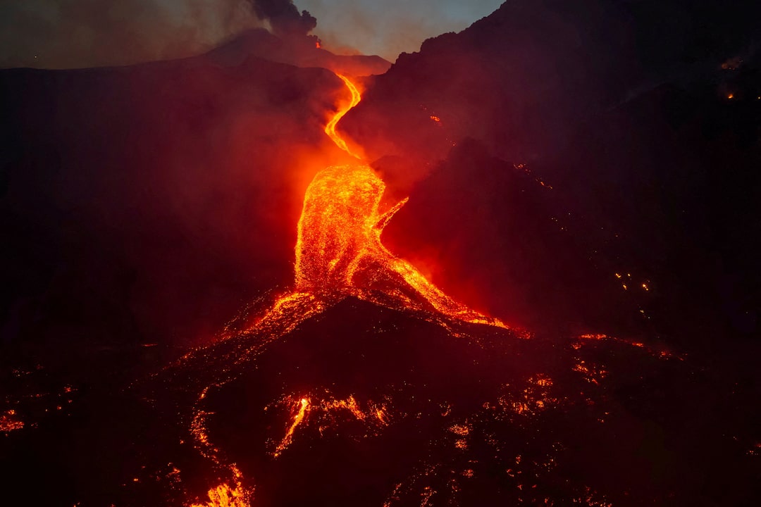 You are currently viewing Cenușa vulcanului Etna a dus la închiderea prelungită a aeroportului din Catania, Sicilia