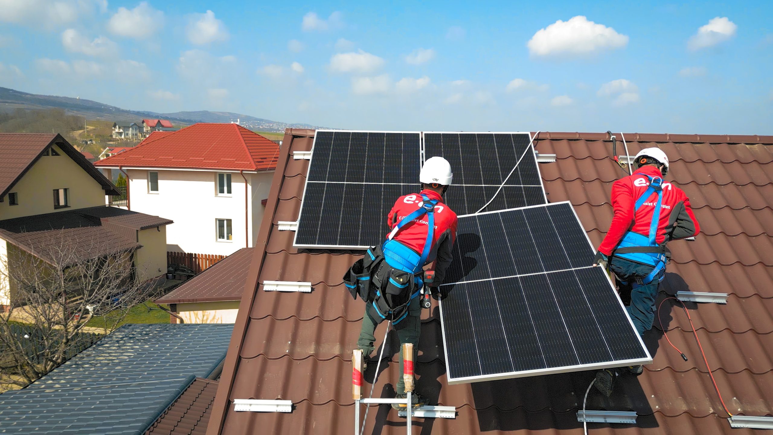 You are currently viewing Piața fotovoltaicelor intră într-o nouă etapă: 9 din 10 sisteme instalate de E.ON includ baterii de stocare