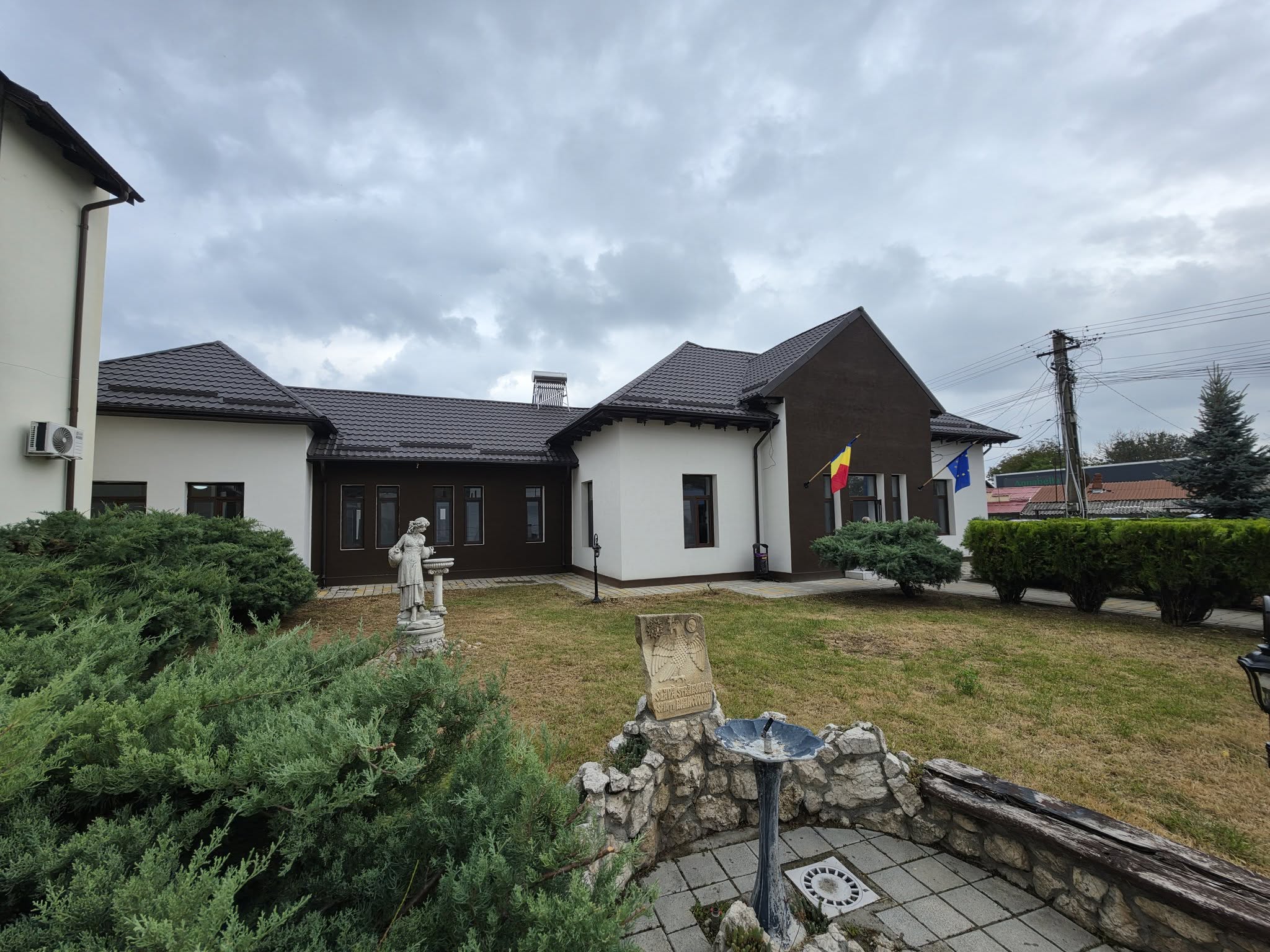 You are currently viewing Fostul sediu al Primăriei Gura Ocniței, readus la viață. Investiția de aproape 690.000 de lei a fost inaugurată, astăzi