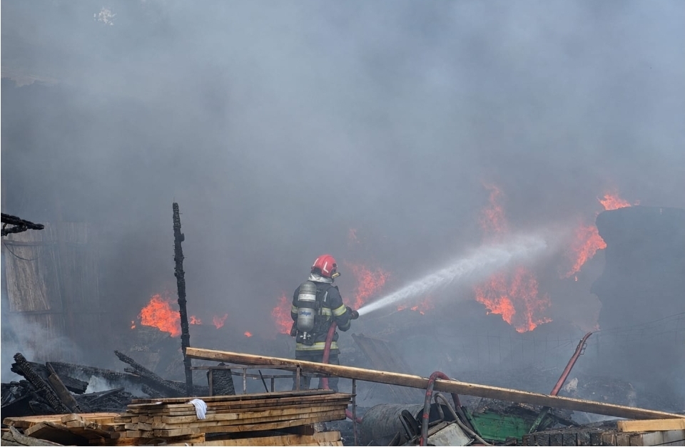 You are currently viewing Incendiu puternic în Găești! Pompierii sunt în alertă!