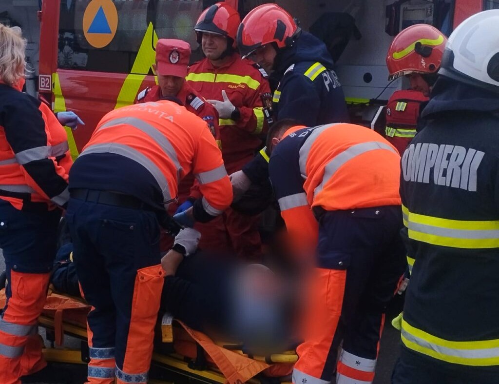 You are currently viewing Tragedie la Cornățelu! Un șofer a murit în urma impactului frontal cu un copac!