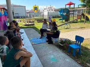 Read more about the article ACTIVITĂȚI PREVENTIVE DESFĂȘURATE DE POLIȚIȘTII BIROULUI SIGURANȚĂ ȘCOLARĂ