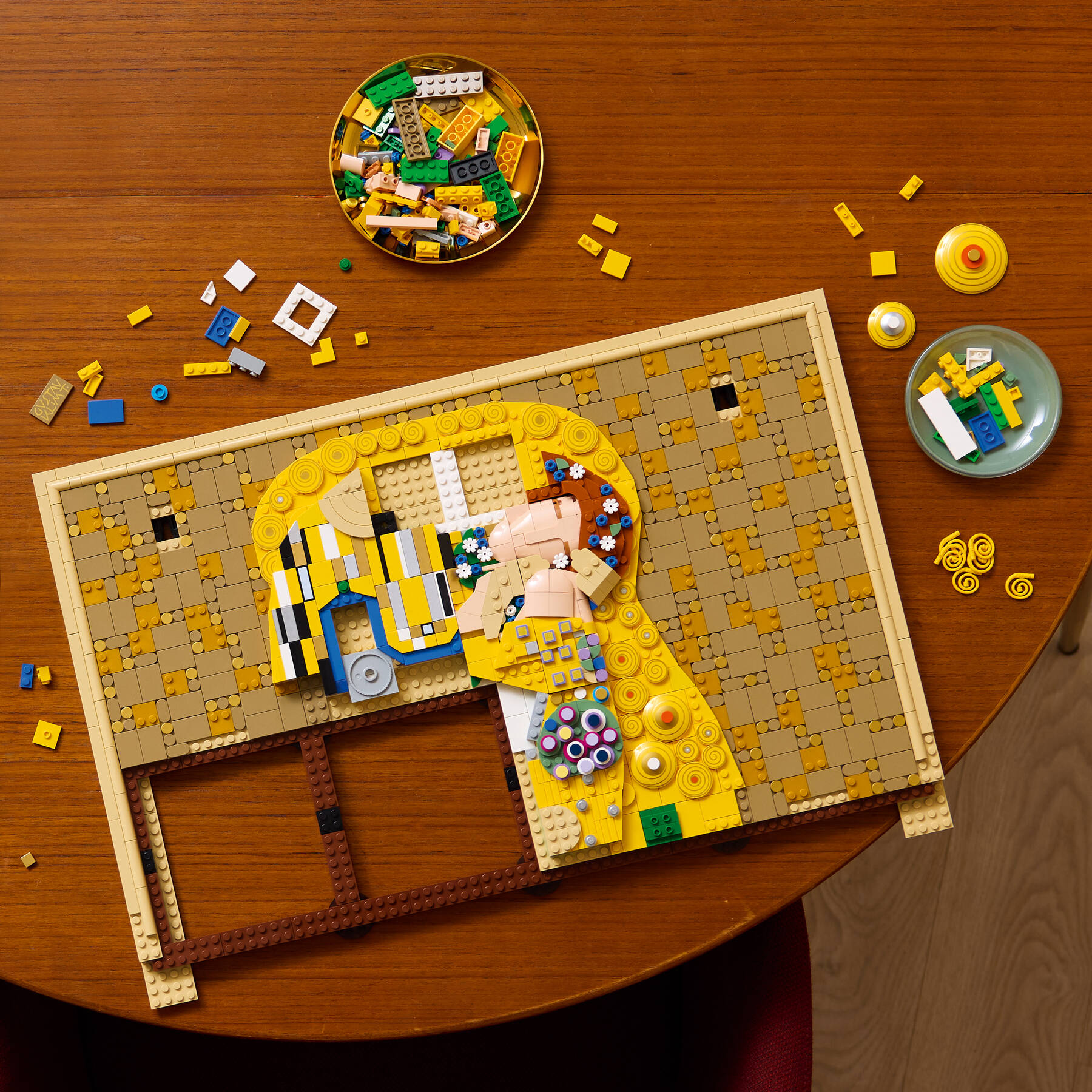 You are currently viewing LEGO lansează un nou set din seria Lego Art, dedicat capodoperei lui Gustav Klimt, „Sărutul”