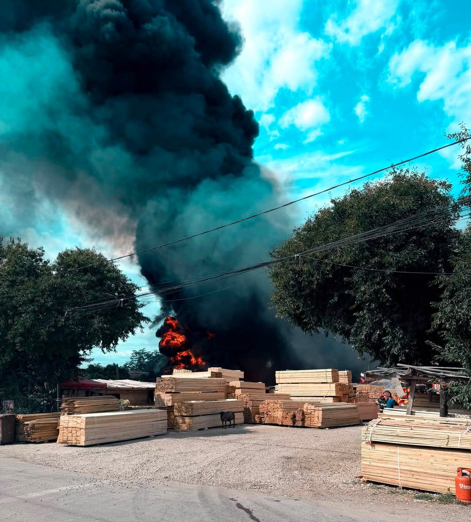 You are currently viewing Incendiu cu degajări mari de fum la Găești. A fost emis mesaj RO-ALERT