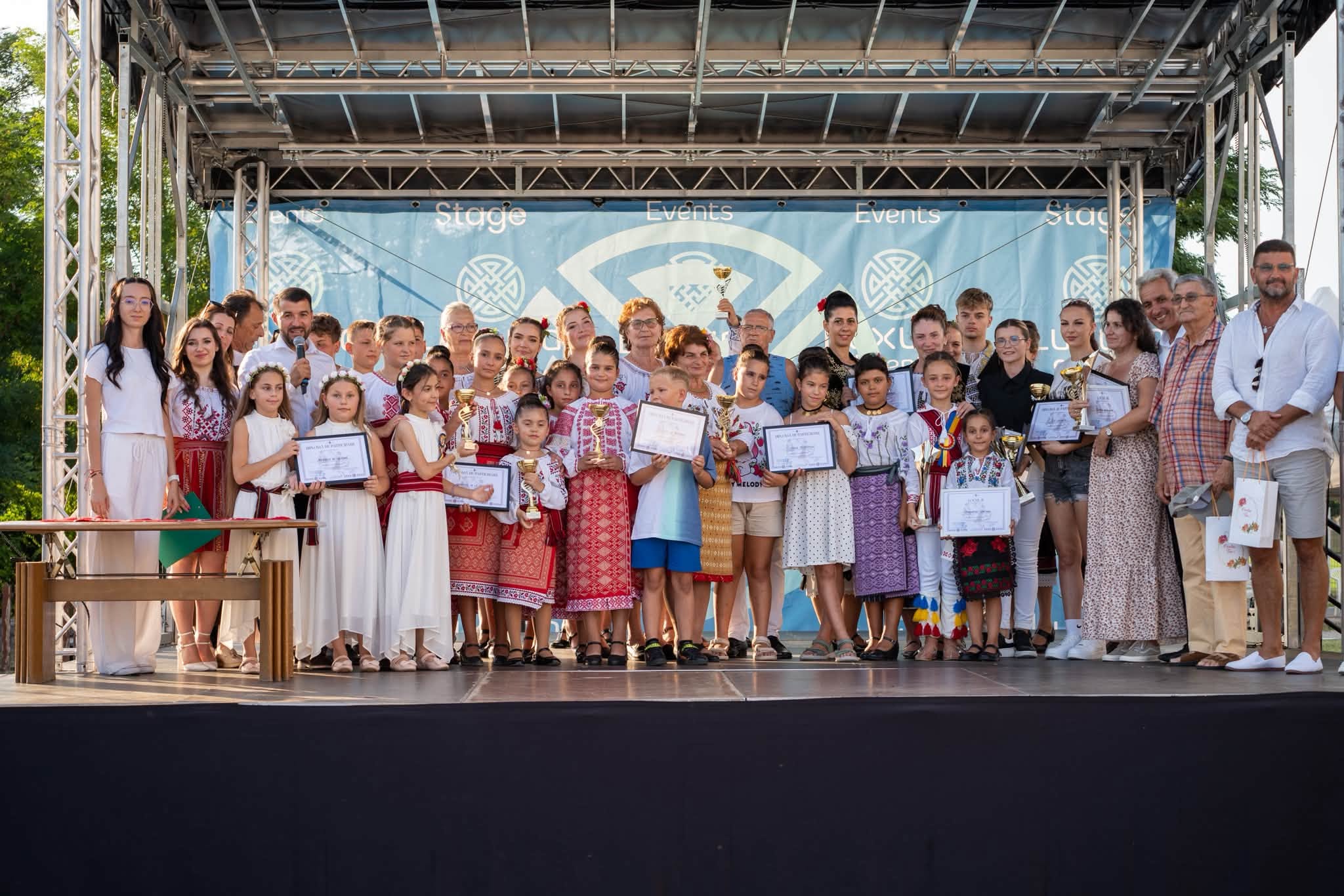 You are currently viewing Peste 500 de dansatori au prins Aninoasa în horă. 20 de ansambluri au adus tradiția în mijlocul comunității