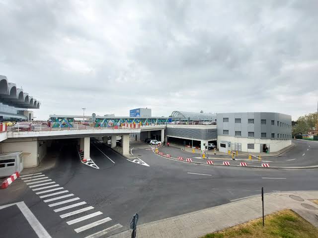 You are currently viewing Parcarea Sosiri a Aeroportul Henri Coandă, închisă complet următoarele luni pentru lucrări de modernizare și consolidare