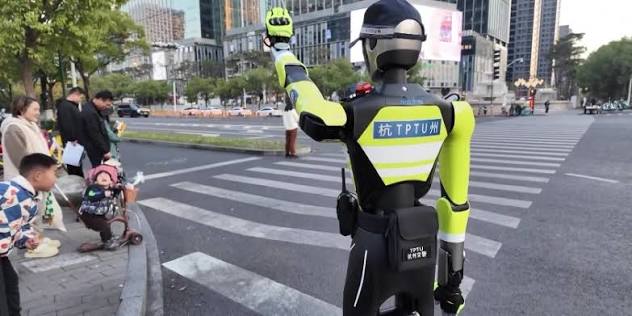 You are currently viewing China folosește roboți polițiști în serviciul rutier