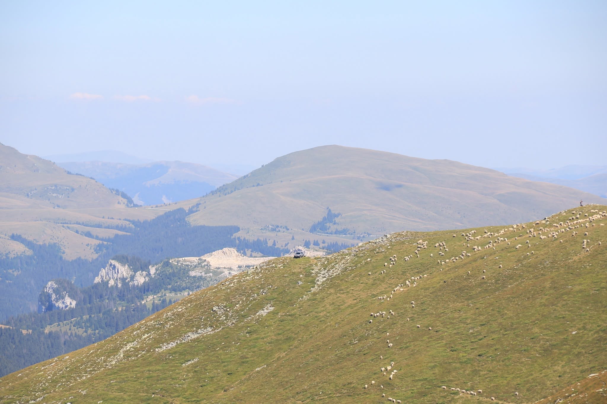You are currently viewing Alpinistul dâmbovițean Geo Badea atrage din nou atenția: Vârful Leaota nu este loc pentru mașini