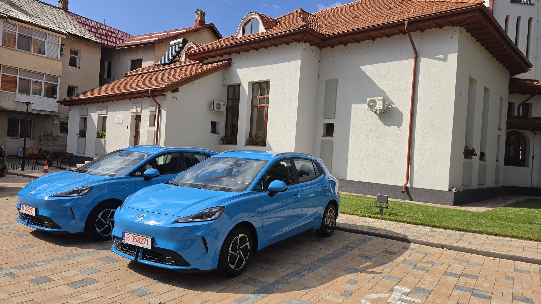 You are currently viewing Patru mașini electrice, cu finanțare integrală de la AFM, intră în dotarea Primăriei Pucioasa. Primele două au fost livrate
