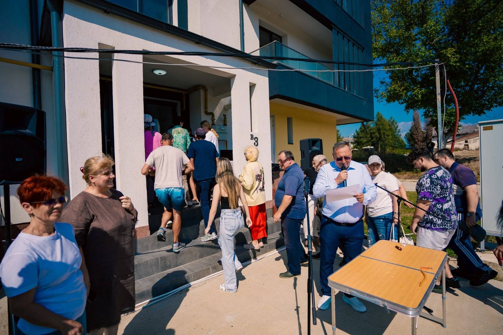 You are currently viewing Primele familii s-au mutat în noile locuințe construite la Pucioasa. Au fost predate 48 de apartamente