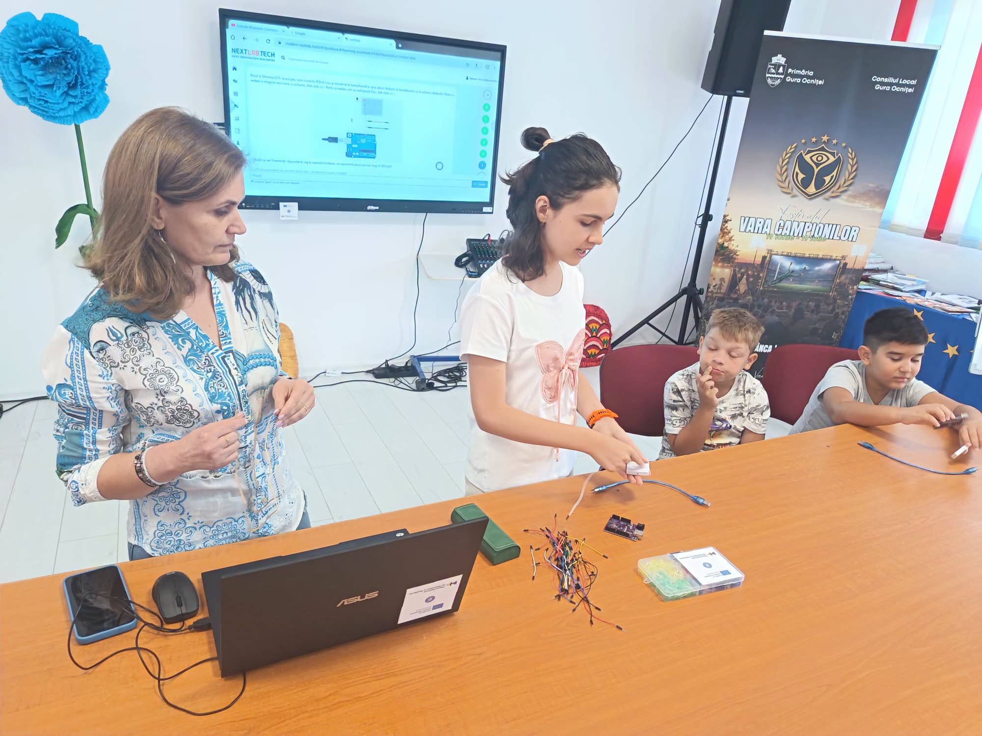 You are currently viewing Copiii din Gura Ocniței descoperă tainele tehnologiei la atelierul de robotică de la bibliotecă