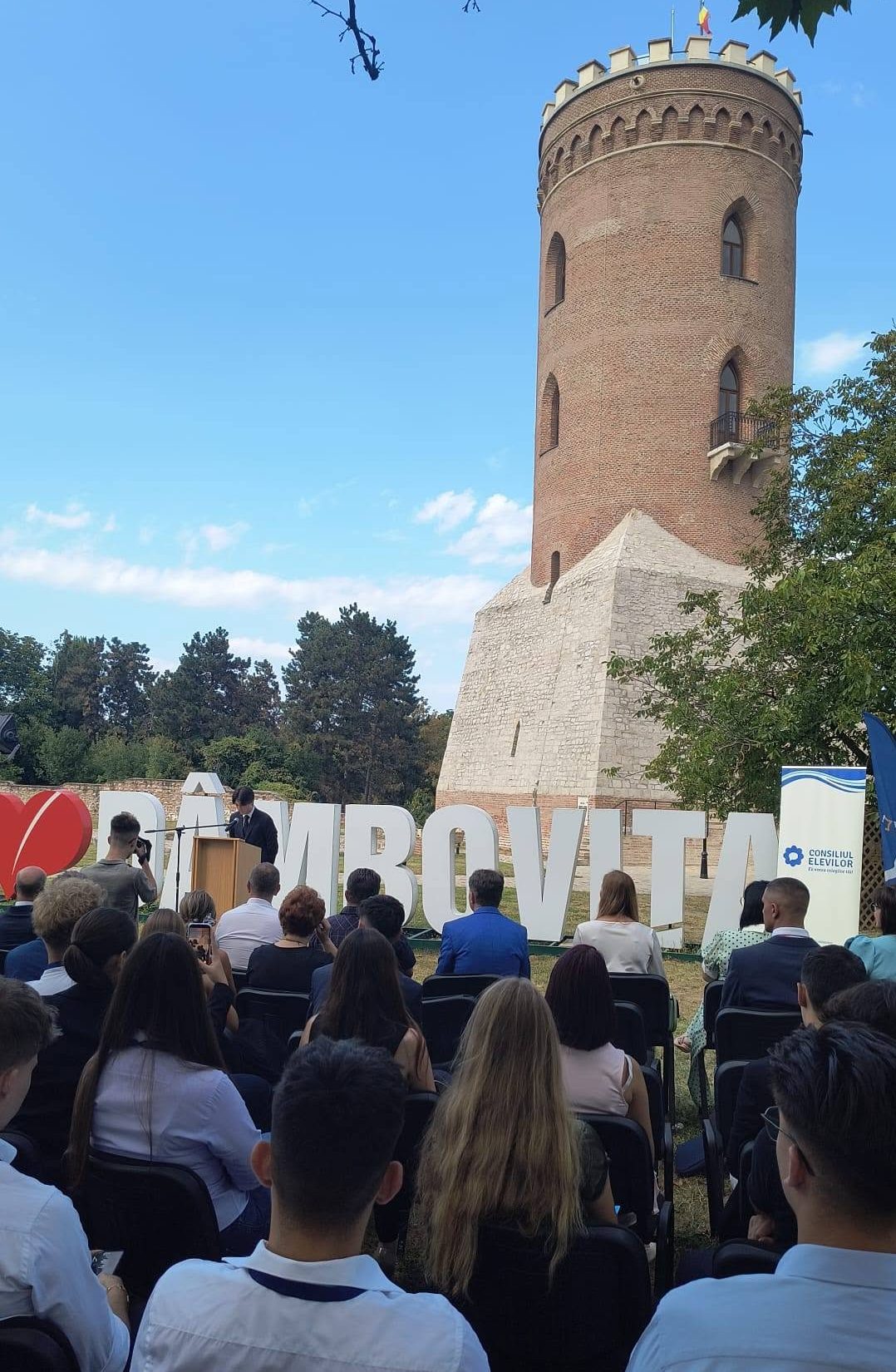 You are currently viewing Vocea elevilor din toată țara, auzită la Târgoviște. Dialog despre problemele și nevoile tinerei generații