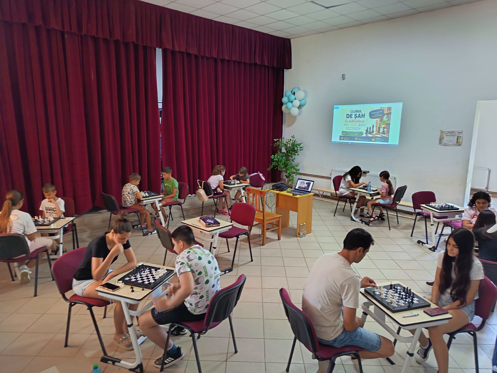 You are currently viewing Clubul de Șah de la Biblioteca Adânca a reunit din nou copiii pasionați de strategii și provocări
