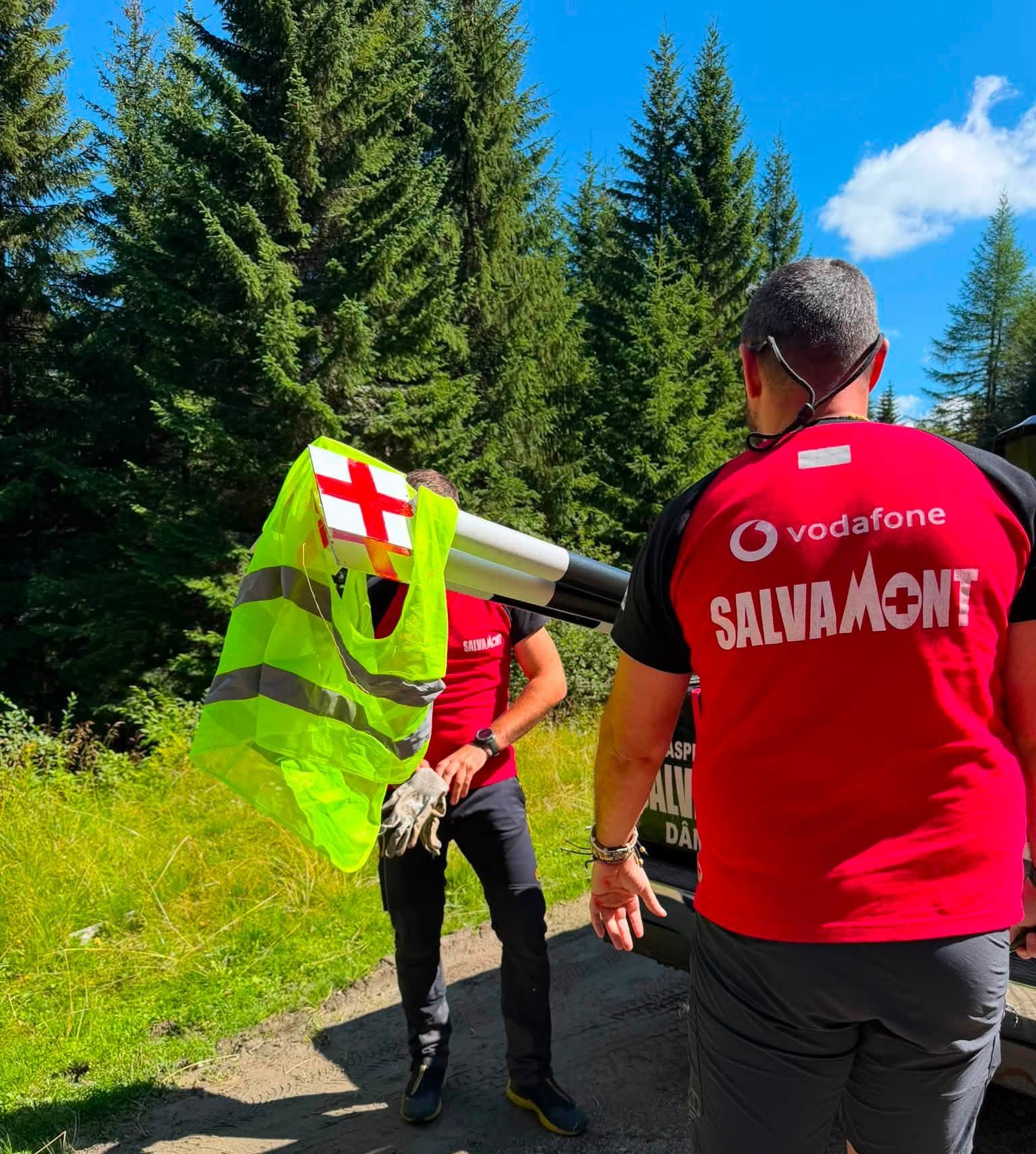 You are currently viewing Salvamont Dâmbovița continuă refacerea traseelor din Munții Leaota: „Fiecare marcaj înseamnă timp, efort și oameni dedicați muntelui”