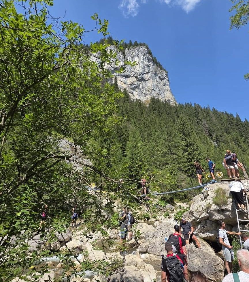 You are currently viewing Muntele, plin de turiști, dar și de gunoaie. Ce au constatat salvamontiștii dâmbovițeni pe trasee