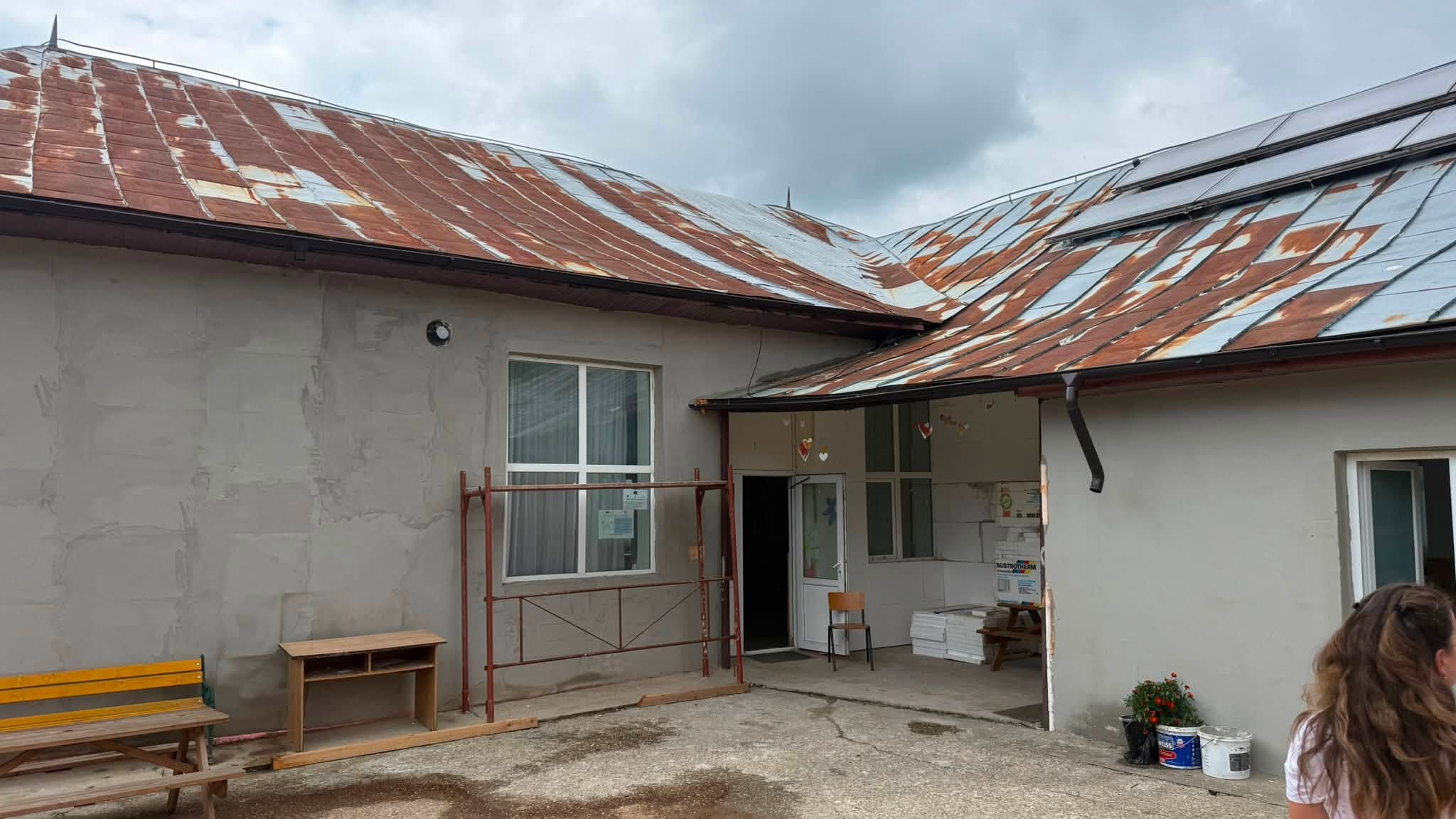 You are currently viewing Școala din Râu Alb, în atenția Prefecturii. Acoperișul deteriorat de doi ani va fi reparat înainte de începerea cursurilor