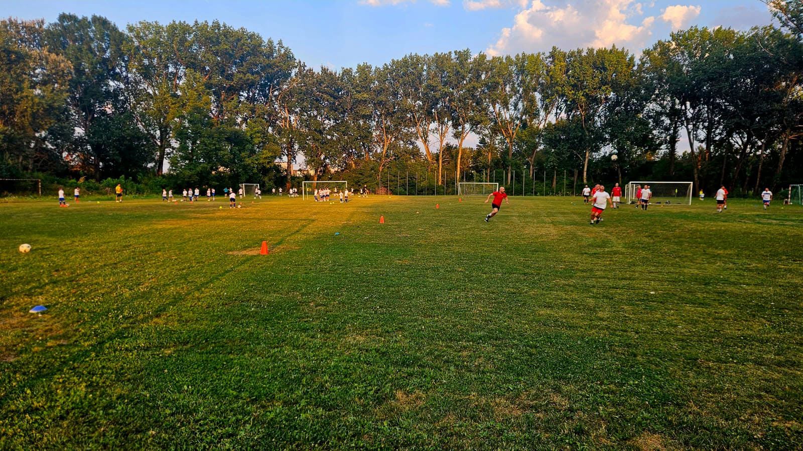 You are currently viewing Fotbalul dâmbovițean câștigă teren. Tot mai multe baze sportive investesc în condiții mai bune