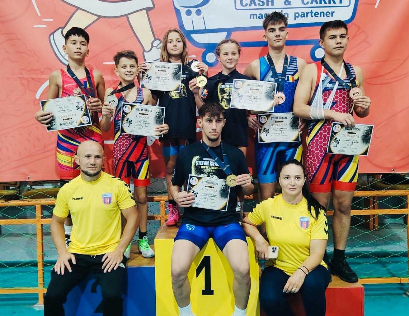 You are currently viewing Luptătorii de la CSȘ Târgoviște, de șapte ori pe podium la Memorialul „Ștefan Isfache”