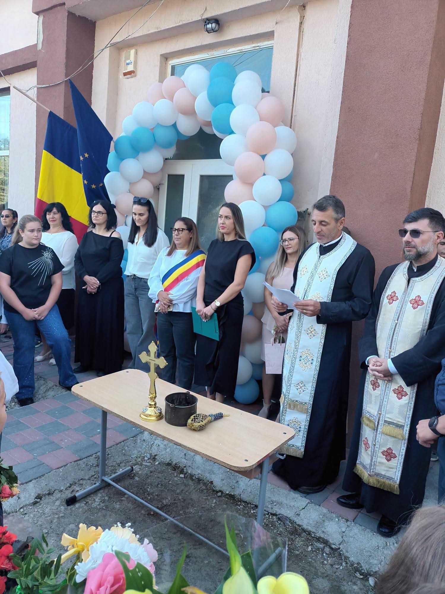You are currently viewing Rechizite pentru toți copiii din Sălcioara, la început de an școlar. Investiții și la Grădinița Mircea-Vodă