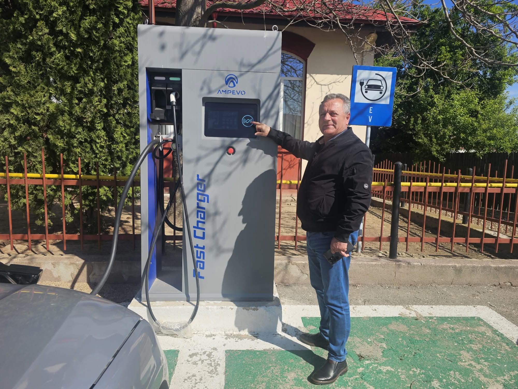 You are currently viewing Noi stații pentru mașinile electrice, puse în funcțiune la Dragomirești. Comuna are acum patru puncte de încărcare