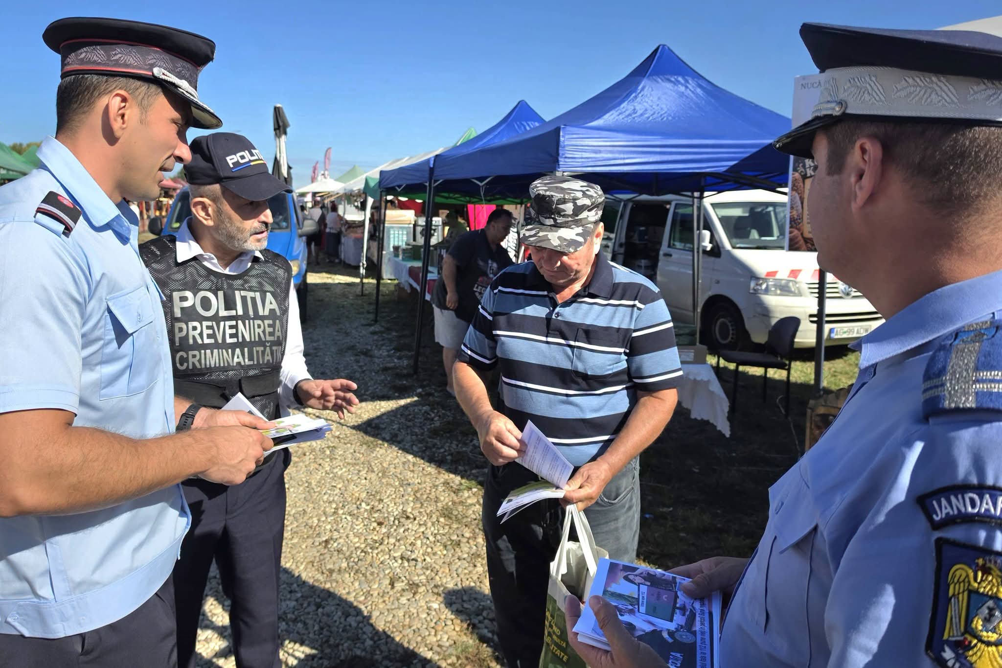 You are currently viewing Jandarmii, polițiștii și pompierii, printre participanții la Târgul Anual Titu. Recomandări pentru prevenirea furturilor, violenței și incendiilor