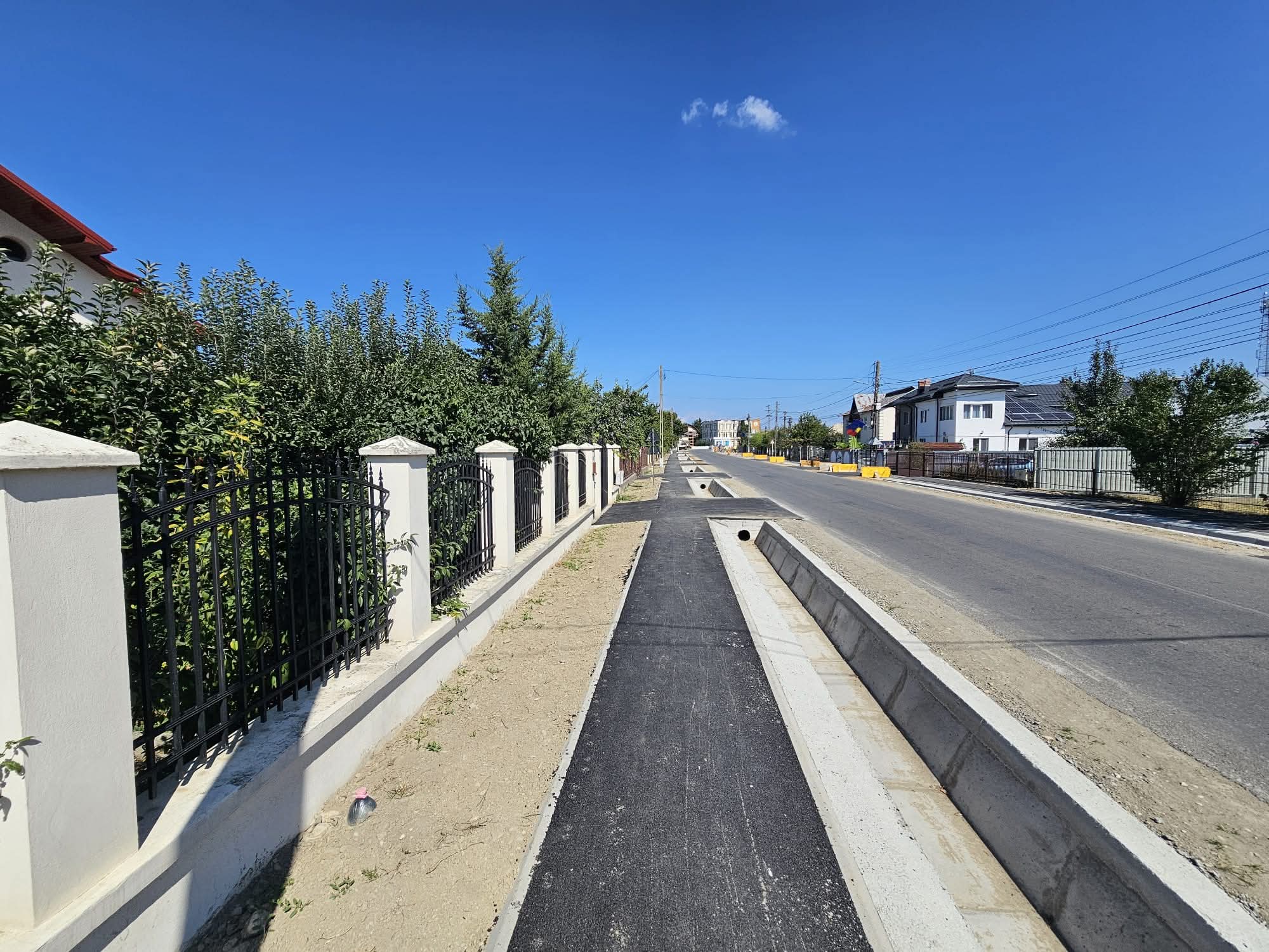 You are currently viewing Trotuare, podețe și șanțuri amenajate pe DJ 702D, la Dragomirești. Investiție de peste 6 milioane de lei