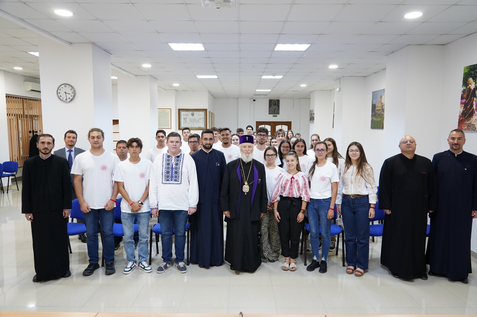 You are currently viewing IPS PĂRINTE NIFON I-A PRIMIT LA CENTRUL EPARHIAL PE CEI 40 DE TINERI DIN ARHIEPISCOPIA TÂRGOVIȘTEI CARE AU PARTICIPAT LA ITO 2026 – BUCUREȘTI