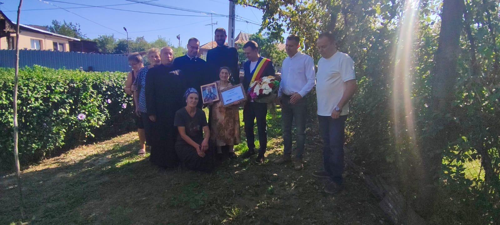 You are currently viewing MOMENT FESTIV LA PAROHIA RĂZVADUL DE JOS: OMAGIEREA UNEI CENTENARE