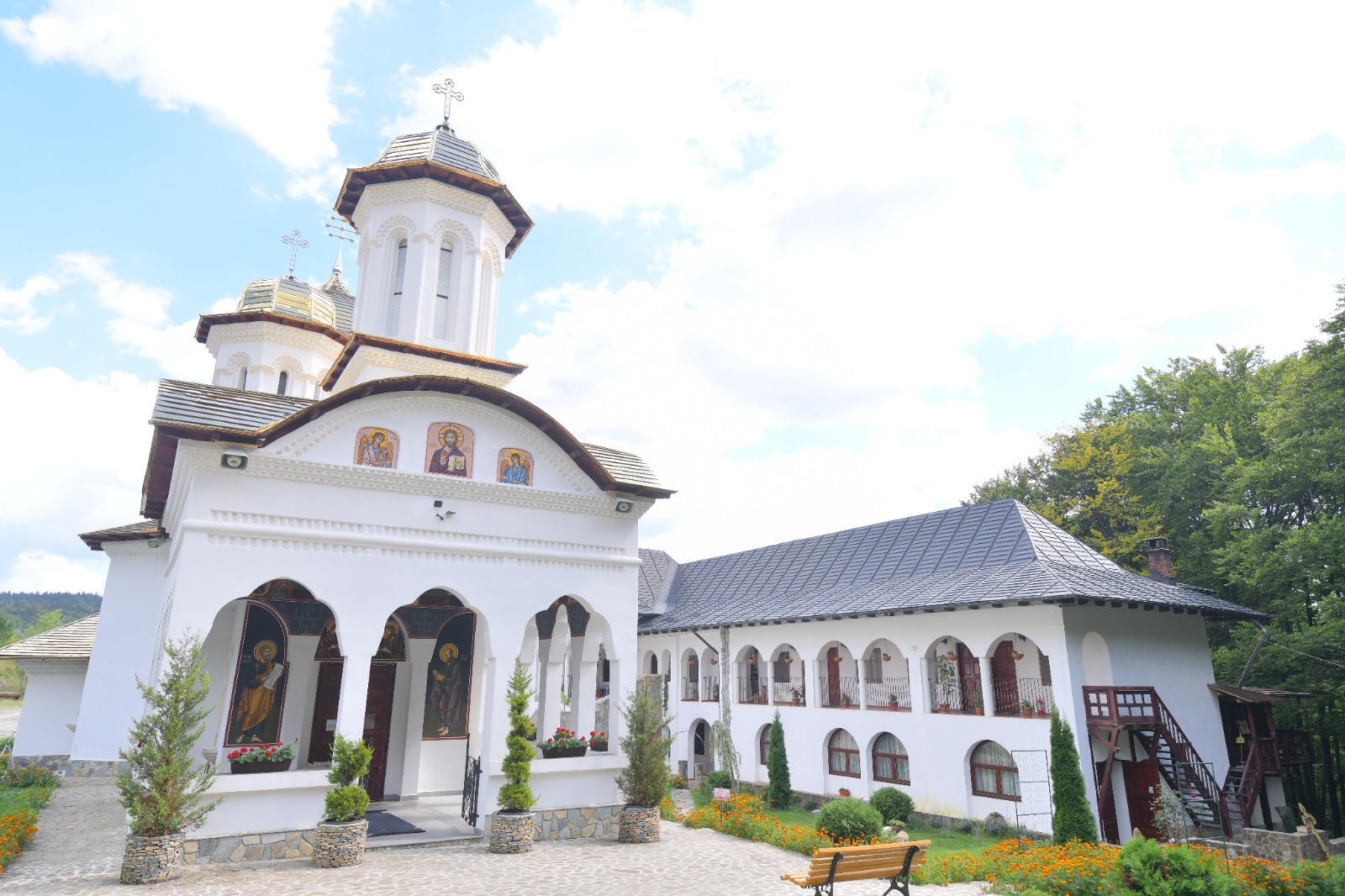 You are currently viewing ÎN ZIUA DE 4 OCTOMBRIE VA FI SFINȚITĂ BISERICA MÂNĂSTIRII COTA 1000