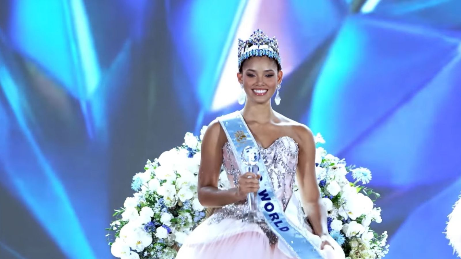 You are currently viewing Joheirry Mola din Republica Dominicană, încoronată Miss World 2026