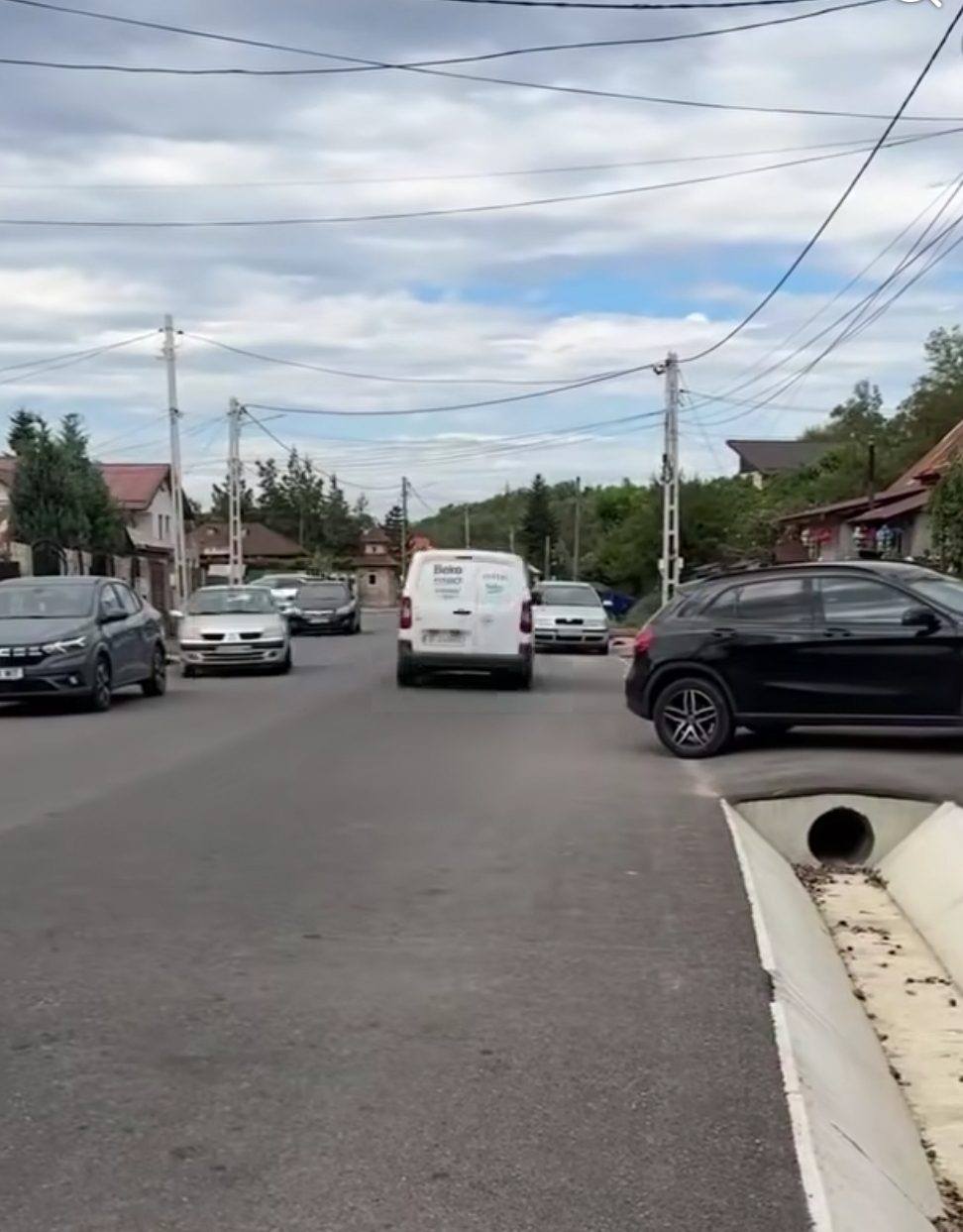 You are currently viewing Mașinile parcate pe DJ 720A, problemă de siguranță la Gura Ocniței. Primarul cere eliberarea carosabilului