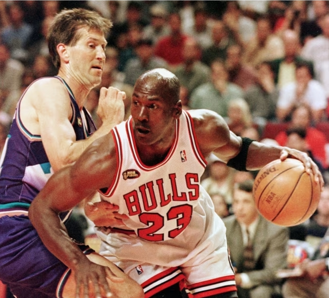 You are currently viewing Tricoul lui Michael Jordan, „Last Dance”, din finala NBA, vândut cu un preț record