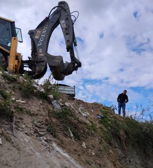 Read more about the article Primăria Brănești a curățat zonele în care au fost abandonate deșeuri. Camerele de supraveghere, verificate pentru identificarea celor responsabili