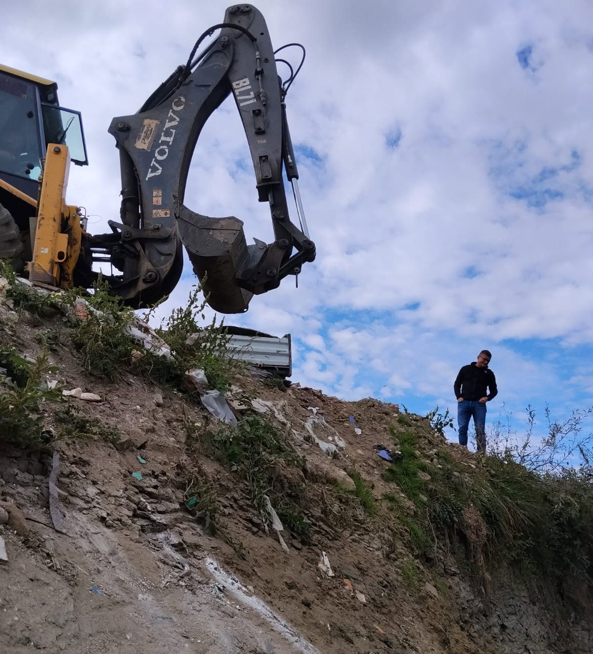 You are currently viewing Primăria Brănești a curățat zonele în care au fost abandonate deșeuri. Camerele de supraveghere, verificate pentru identificarea celor responsabili