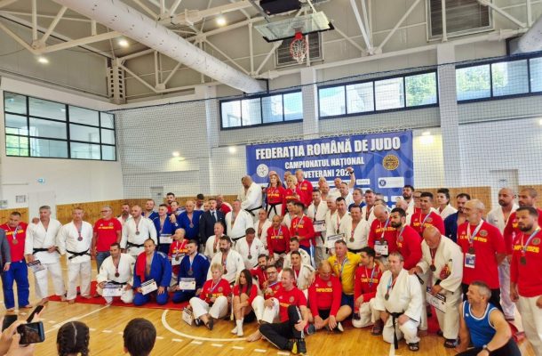 You are currently viewing La 76 de ani încă luptă pentru România! 32 de sportivi români, gata pentru Mondialul veteranilor de judo de la Sarajevo