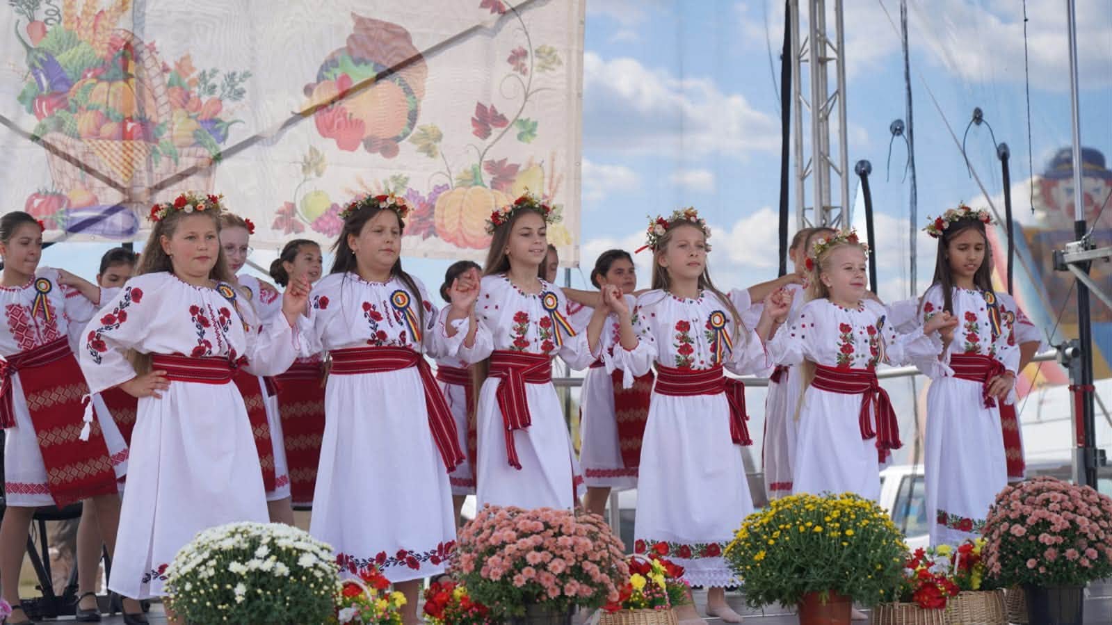 You are currently viewing Sărbătoare cu joc, cântec și voie bună, la Comișani. Ziua Comunei a adus comunitatea împreună