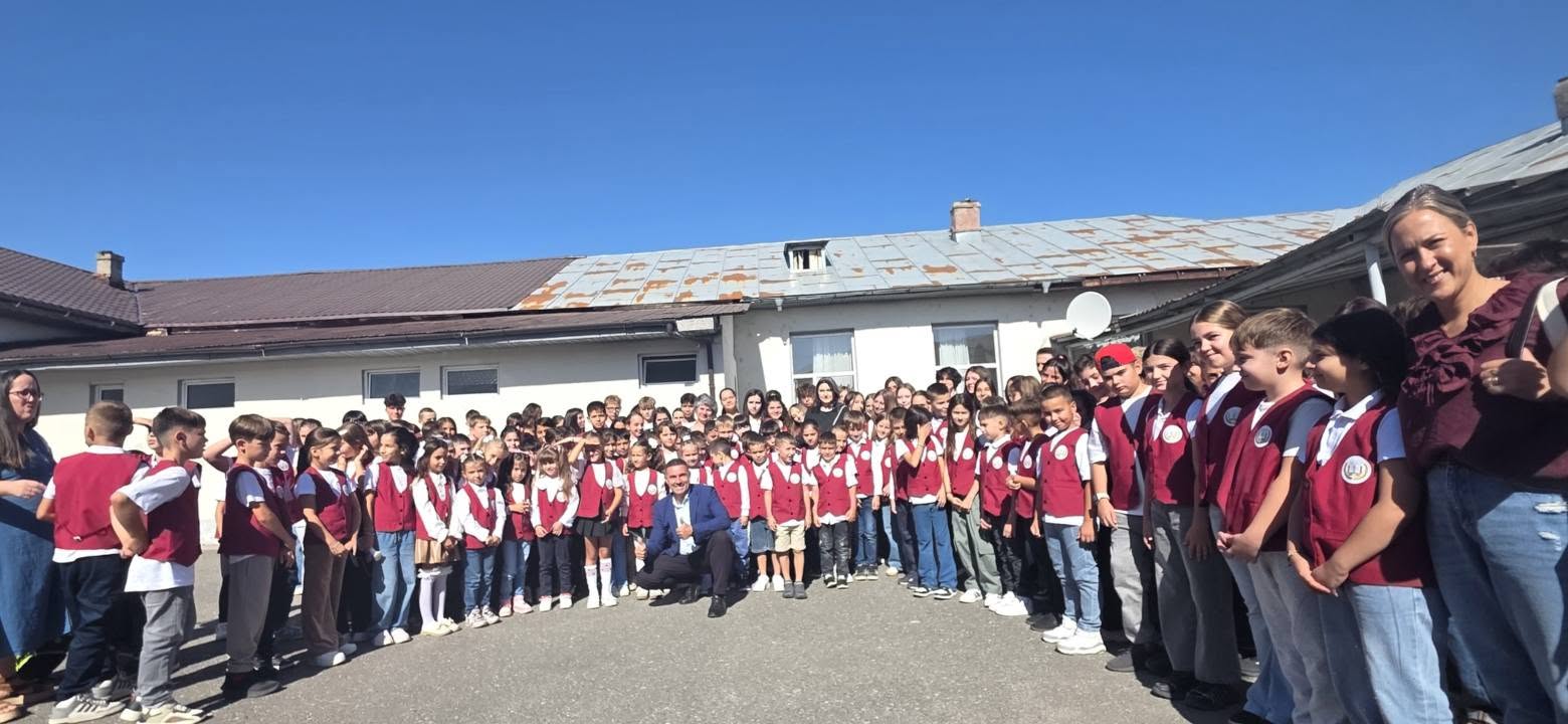 You are currently viewing Uniforme fără cheltuieli pentru părinți, la Dobra. Daniel Nica, primar : La școală, copiii trebuie diferențiați de rezultate, nu de hainele pe care și le permite familia