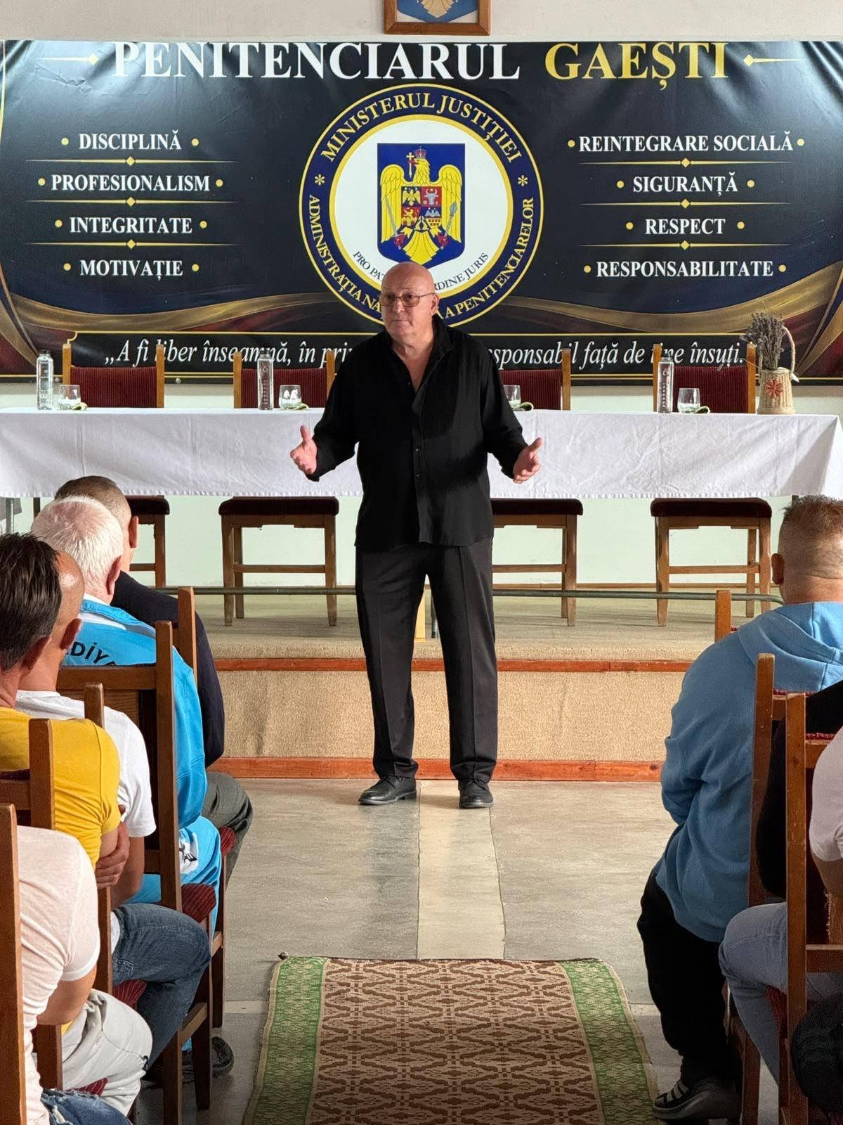 You are currently viewing Constantin Cotimanis, față în față cu deținuții de la Penitenciarul Găești. Despre alegeri, responsabilitate și șansa de a o lua de la capăt
