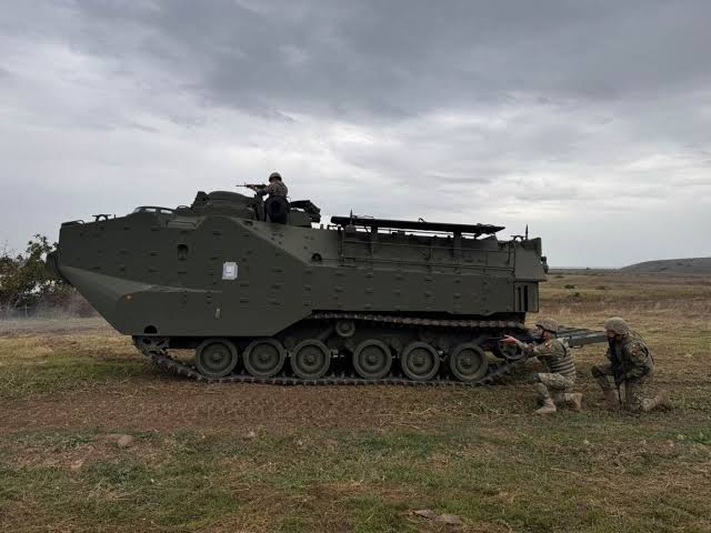 You are currently viewing România a primit primele vehicule amfibii de asalt AAV-7 achiziționate din SUA