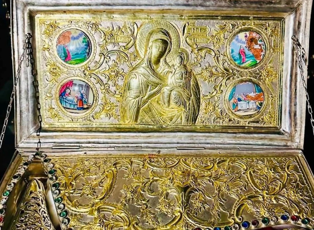 You are currently viewing Moaștele Sfintei Ana de la Mănăstirea Cutlumuș din Muntele Athos sunt aduse la București
